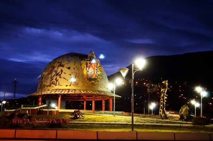 Monumento al casco del minero en Oruro, Bolivia